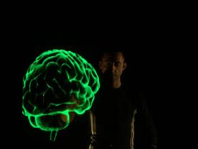 Presentatore che interagisce con cervello in 3D